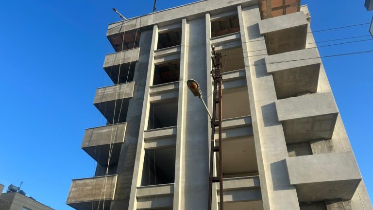 Adana’da 4’üncü kattan düşen inşaat işçisi hayatını kaybetti
