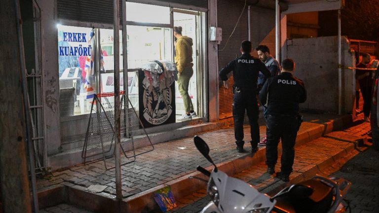 Adana’da berber dükkanında çıkan silahlı kavgada kan aktı