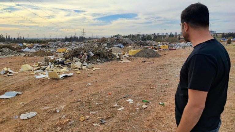 Adana’da boş arazi çöplüğe döndü