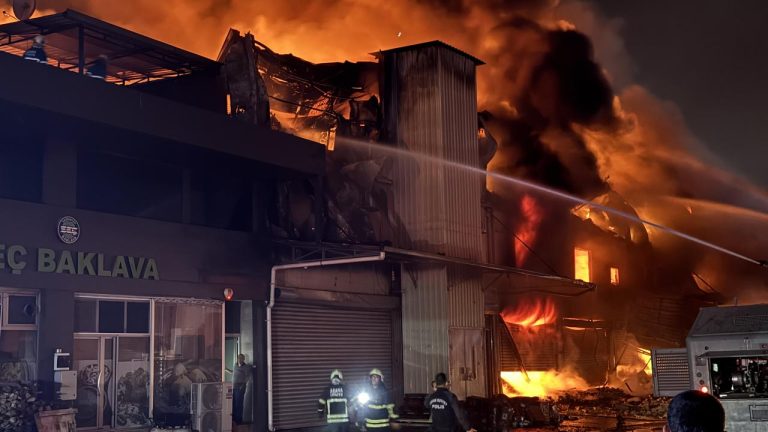 Adana’da hırdavat dükkanında korkutan yangın!