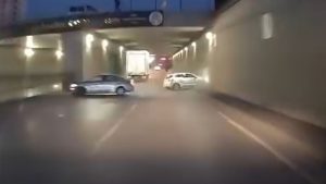 Adana’da makas atan sürücü seyir halindeki başka bir otomobile çarptı