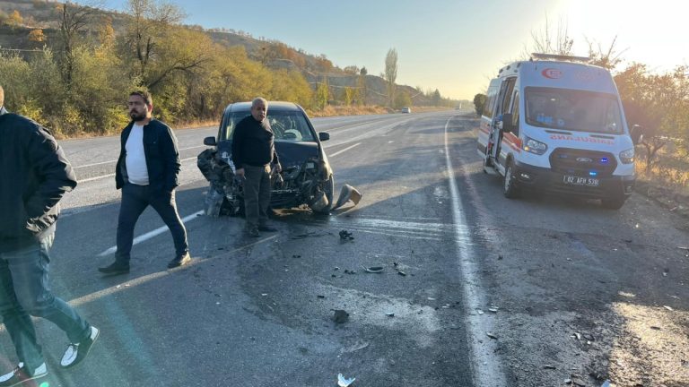 Adıyaman’da iki otomobil çarpıştı: 2 yaralı