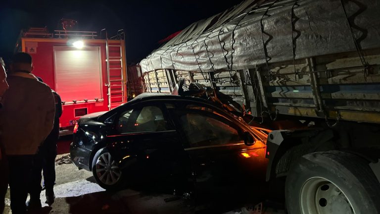 Afyonkarahisar’da tır ile araba çarpıştı: 2 meyyit, 2 yaralı