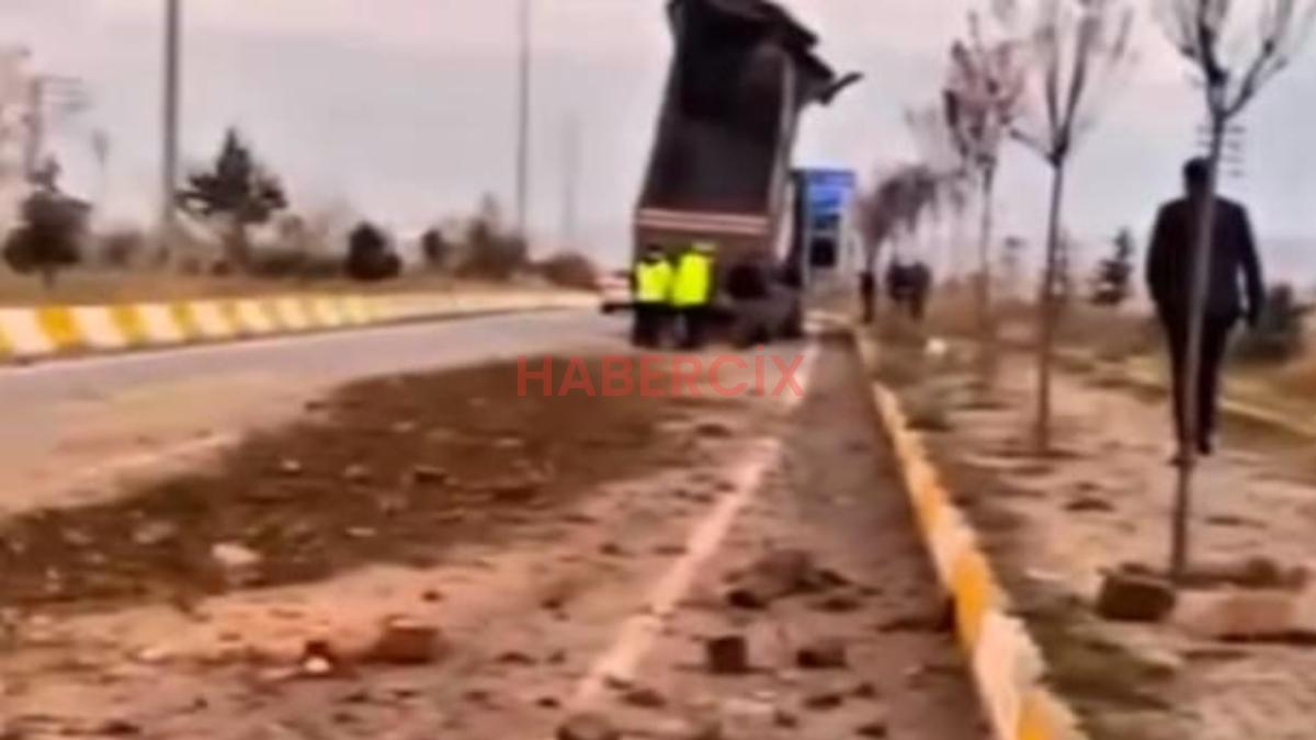 Ağrı’da damperi açık kalan tır kemere çarptı