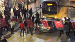Aksaray’da alkollü şoför dehşeti: Kaldırıma çıkıp 3 kişiyi yaralayıp, aksi yola girip 5 araca çarptı