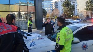 Aksaray’da ‘Dur’ ihtarına uymayan sürücü kafede yakalandı: Bu benim çerez param