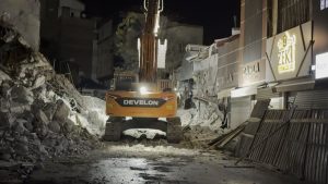 Aksaray’da kentsel dönüşüm yıkımı sırasında dükkanlar ziyan gördü