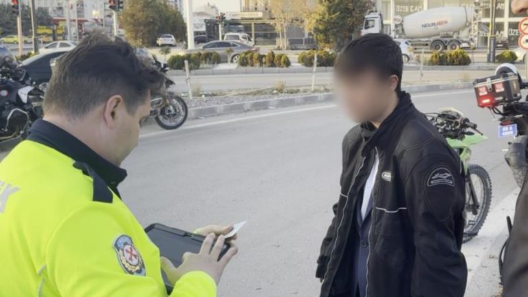 Aksaray’da polisten kaçan 15 yaşındaki motosiklet sürücüsü cezayı yedi