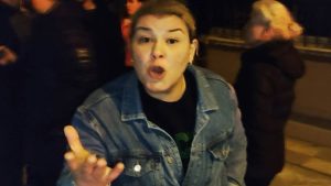 Aksaray’da şoförün kaçtığı kazada sahte şoför planı tutmayan anne, gazetecilere saldırdı