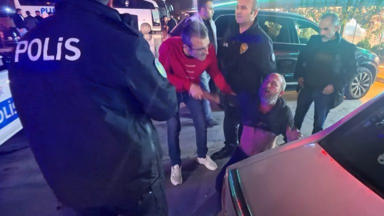 Aksaray’da taşkınlık yapan alkollü şahıslar polise sıkıntı anlar yaşattı