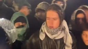 Almanya’da polis şiddeti: Filistin destekçisi göstericiye yumruk attı