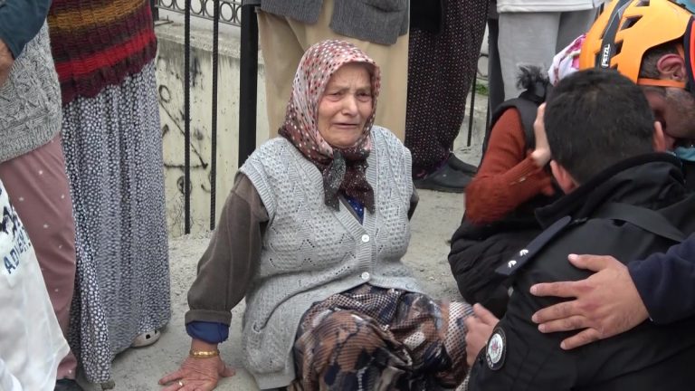 Amasya’da evi yanan yaşlı kadın, gözyaşlarına boğuldu