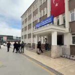 Amasya’da kendilerini polis olarak tanıtarak tıpkı bayanı 2 kere dolandırdılar: 5 tutuklama