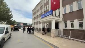 Amasya’da kendilerini polis olarak tanıtarak tıpkı bayanı 2 kere dolandırdılar: 5 tutuklama