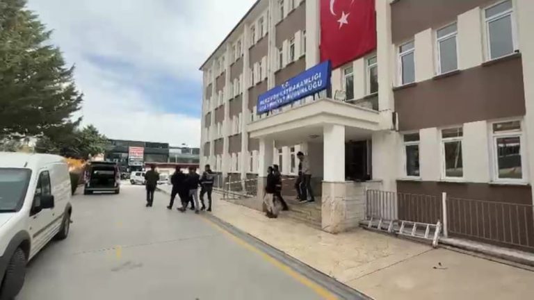 Amasya’da kendilerini polis olarak tanıtarak tıpkı bayanı 2 kere dolandırdılar: 5 tutuklama