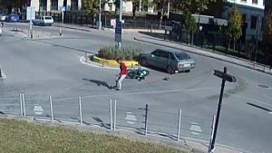 Amasya’da takla atan motosikletli, kalktığı gibi fırlayan ayakkabısını giydi