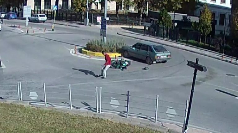 Amasya’da takla atan motosikletli, kalktığı gibi fırlayan ayakkabısını giydi