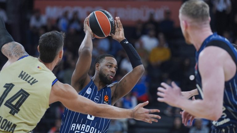 Anadolu Efes, Barcelona’yı devirdi