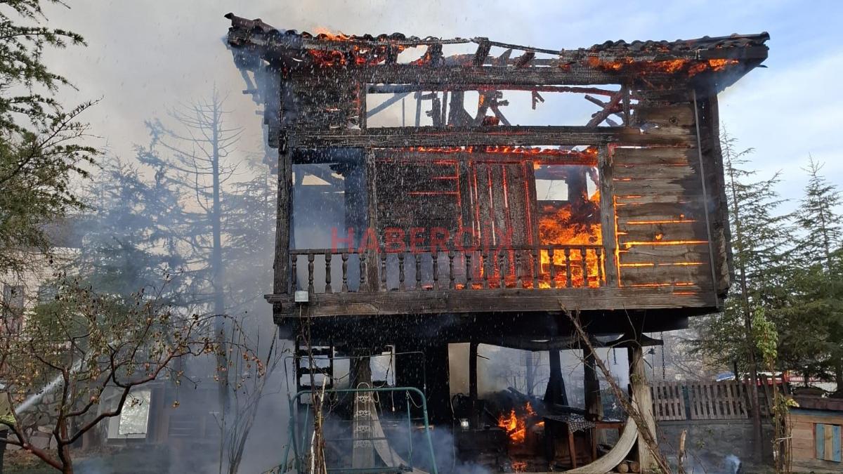 Ankara’da 200 yıllık tarihi serender çıkan yangında kül oldu