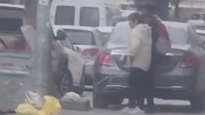 Ankara’da kaldırıma park edilen araba görme engelli vatandaşlara sıkıntı anlar yaşattı