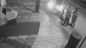 Ankara’da otomobil durakta bekleyenlerin arasına daldı