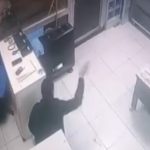 Ankara’da taksi sürücüsüyle tartışan yolcu 3 el ateş etti: Duraktaki sürücülerin panik anları kamerada