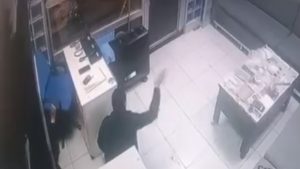 Ankara’da taksi sürücüsüyle tartışan yolcu 3 el ateş etti: Duraktaki sürücülerin panik anları kamerada