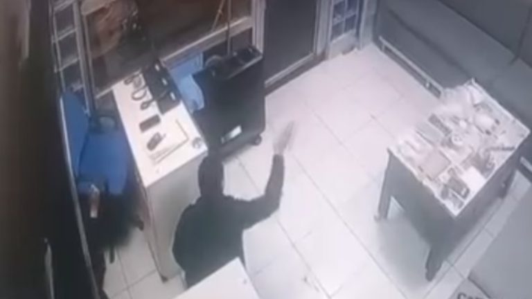 Ankara’da taksi sürücüsüyle tartışan yolcu 3 el ateş etti: Duraktaki sürücülerin panik anları kamerada