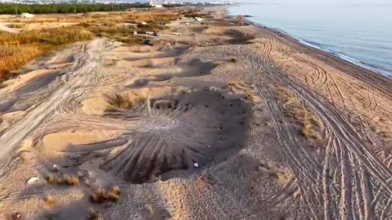Antalya sahilden çalınan 50 kamyon kum, boşalan yerlere geri döküldü