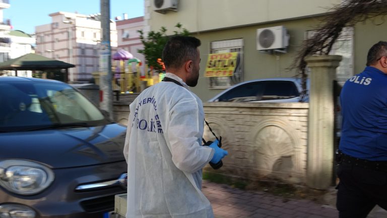 Antalya’da ailesiyle yaşayan genç evinde ölü halde bulundu