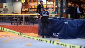 Antalya’da aralarındaki husumeti bitirmek için bir araya gelen iki ailenin buluşmasında kan aktı