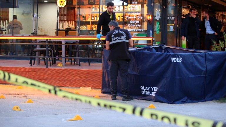 Antalya’da aralarındaki husumeti bitirmek için bir araya gelen iki ailenin buluşmasında kan aktı