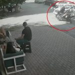 Antalya’da kasksız yolcu başını kaldırıma çarpmaktan kıl hissesi kurtuldu