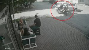 Antalya’da kasksız yolcu başını kaldırıma çarpmaktan kıl hissesi kurtuldu