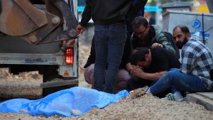 Antalya’da kepçenin altında kalan yaşlı adam hayatını kaybetti