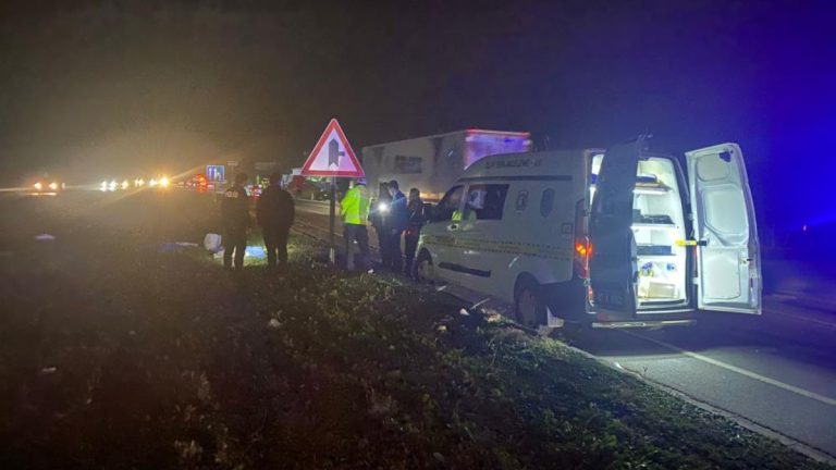 Antalya’da öğrencilere araba çarptı: 1 meyyit