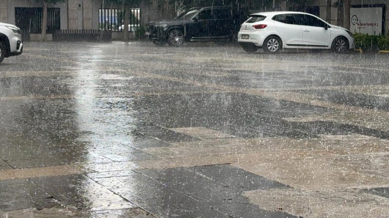 Antalya’da sağanak ve dolu etkili oldu