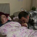 Artvin’de felç kalan annesine ömrünü adadı