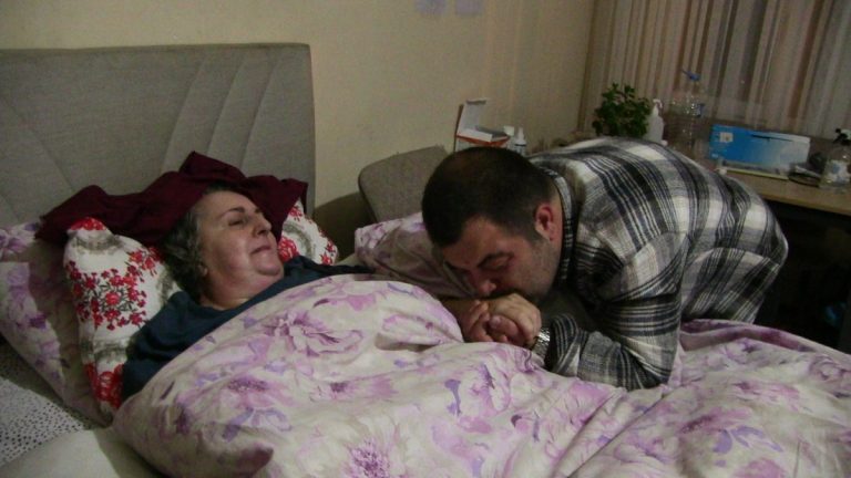 Artvin’de felç kalan annesine ömrünü adadı