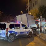 Ataşehir’de kamyonet durağa daldı