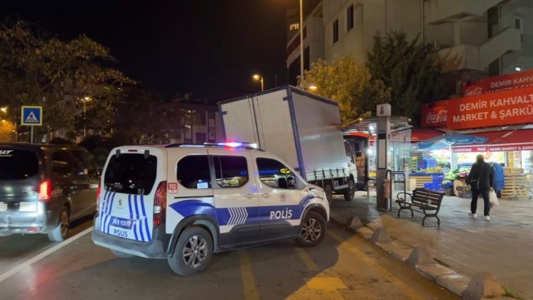 Ataşehir’de kamyonet durağa daldı