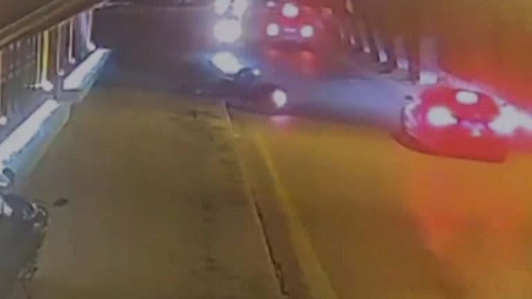 Aydın’da yola savrulan motosikletin şoförü öldü: Kaza anı kamerada