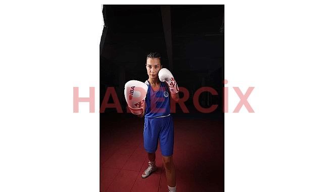 Ayşen, Riyad’da ulu bayrağımızı göndere çekti