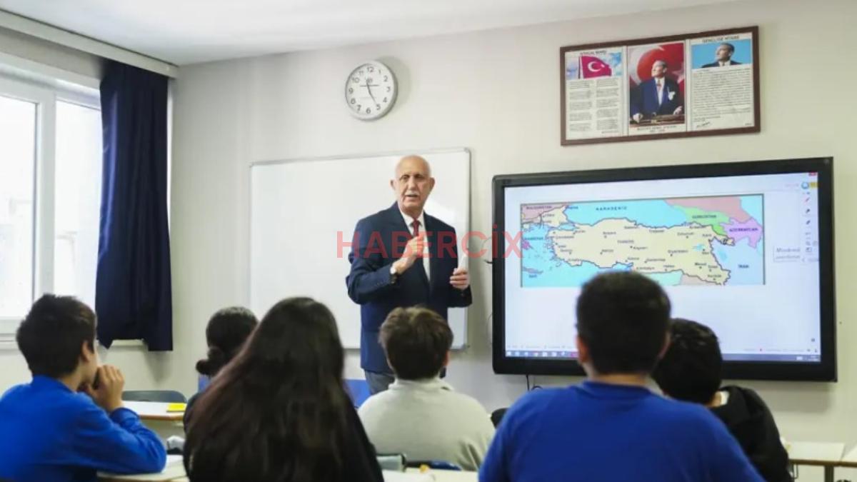 Baba, oğul, kız ve gelini aynı okulda öğretmenlik yapıyor