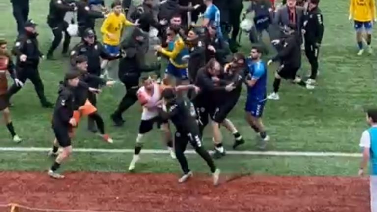 BAL mücadelesinde saha karıştı: Yumruklar havada uçtu