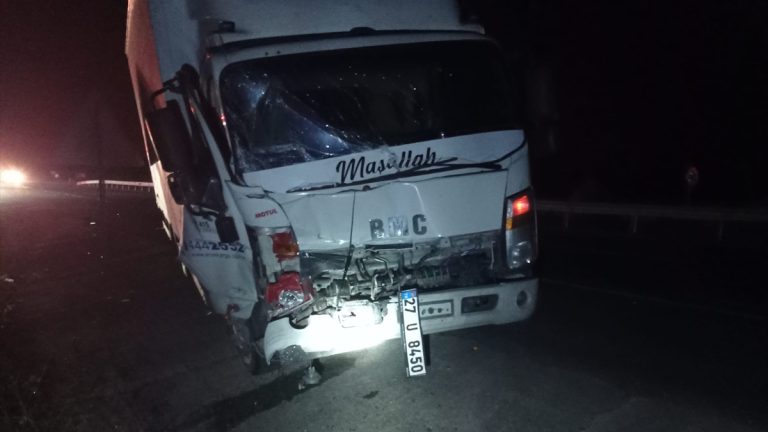 Balıkesir’de kamyon ile kamyonet çarpıştı: 1 meyyit