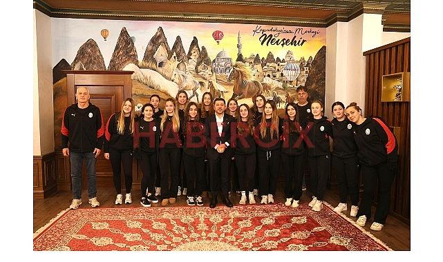 Belediye Başkanı Rasim Arı, Galatasaray Sutopu Bayan Kadrosu’nu Ağırladı