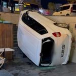 Beylikdüzü’nde el freni çekilmeyen araç, kafenin bahçesine düştü