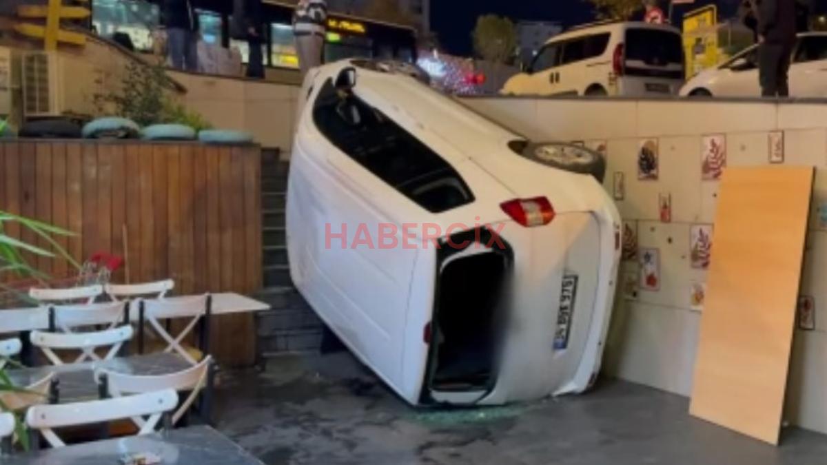 Beylikdüzü’nde el freni çekilmeyen araç, kafenin bahçesine düştü