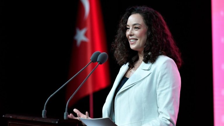 Birinci 30’a girememişti! Azra Akın’dan Ceren Arslan’a takviye geldi